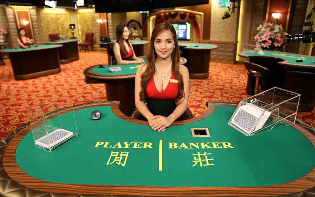 Bàn chơi Baccarat luôn có nhân viên phụ trách