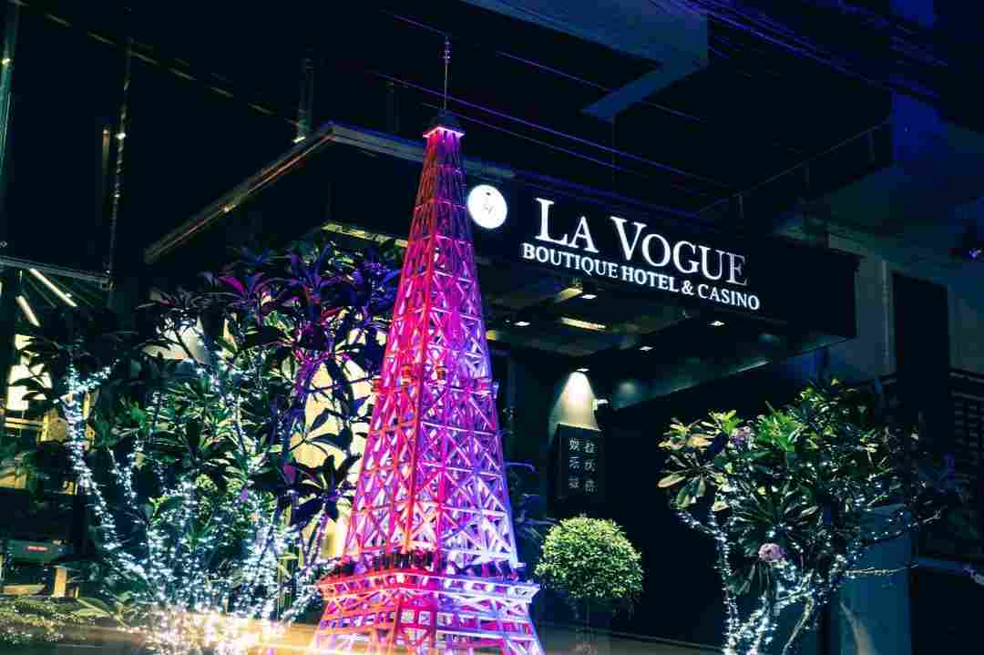 La Vogue Boutique Hotel and Casino tọa lạc  gần biển 